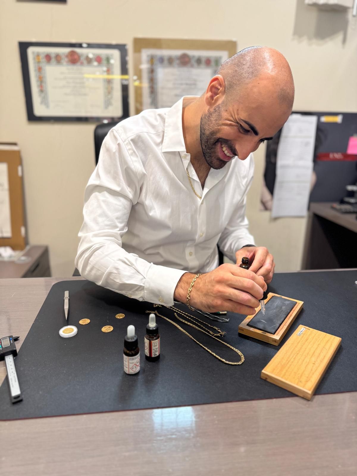 Pier Franchini esegue test professionali su oro e gioielli